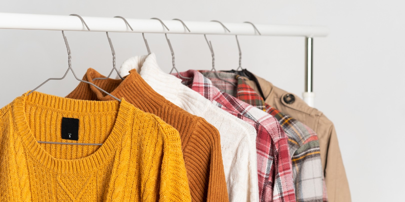 travel-capsule-wardrobe the-independence Autumn vintage clothing hangs on hangers on the rack