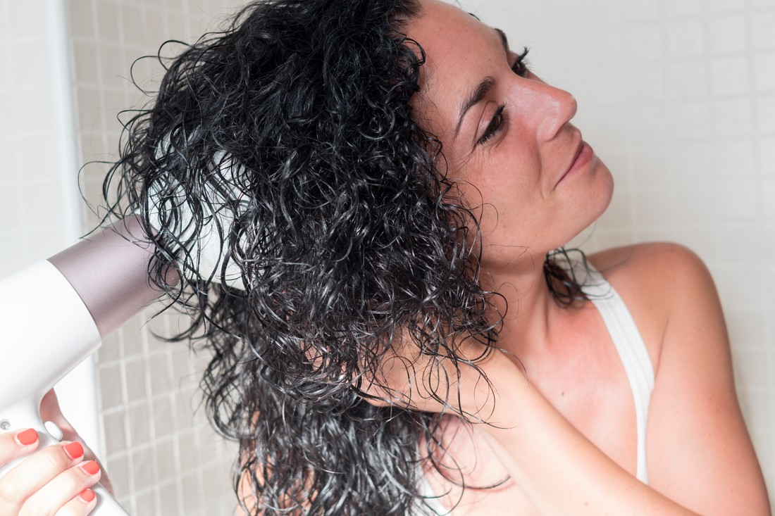 hair-diffusers-theindependence Young woman drying her hair with diffuser